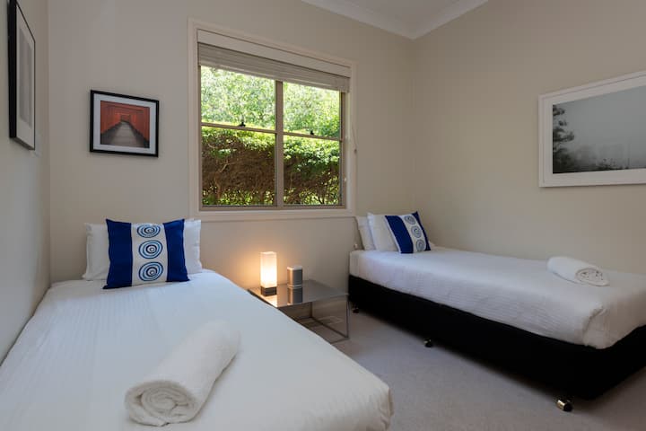 El dormitorio 3 de la casa Dantosa tiene dos camas individuales tamaño king (que se pueden reconfigurar como una cama tamaño king bajo petición) y el trabajo de fotógrafos locales en las paredes. 