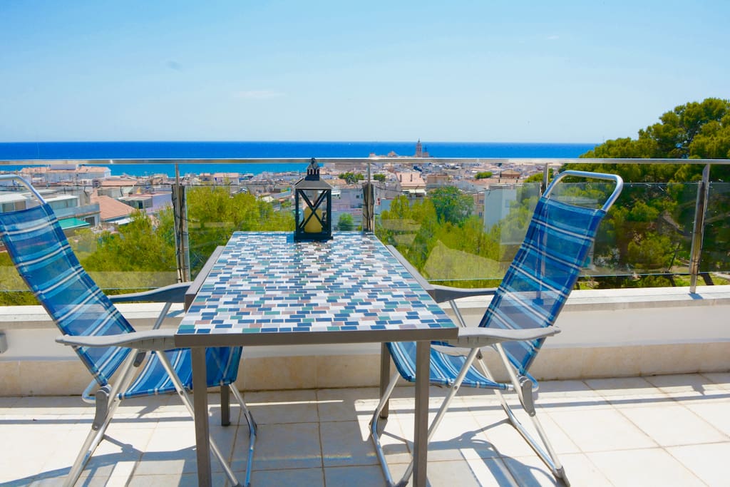 Large upper terrace (50 m2) with a view to the sea, the old town, the mountains. A great place for a romantic getaway. You will not be disturbed by beautiful views.