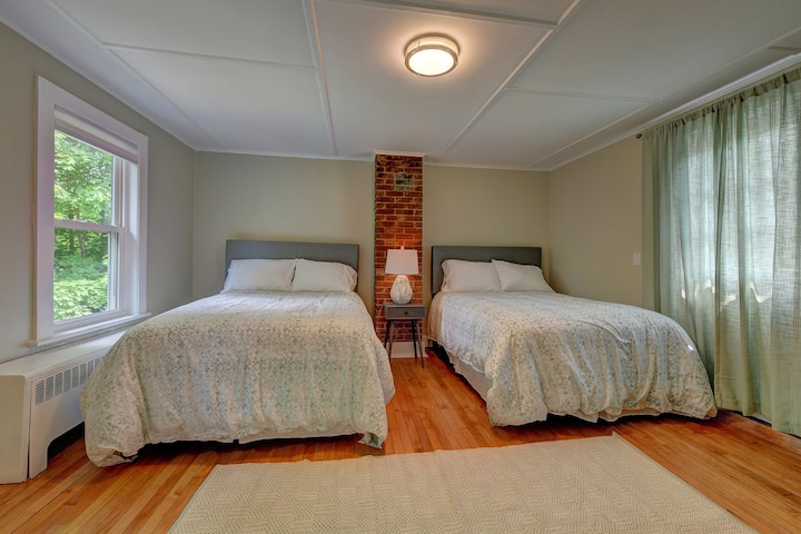 Მოექეცით ჩვენს პლუშის ორ ორადგილიან საწოლს, რომელიც სავსეა უჯრის გულმკერდითა და გარდერობით თქვენი კარადის მოსაწყობად. 