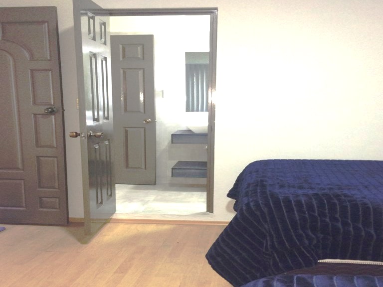 请使用第二间卧室、两张双人床。