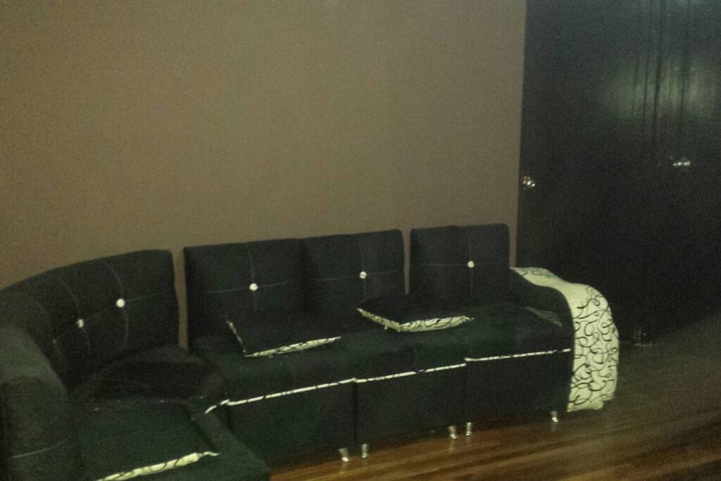 sala con baño compartido