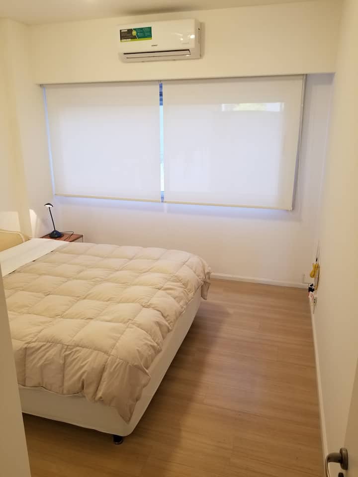 Habitación con Cama Queen con ventanas doble vidrio y TV en cuarto