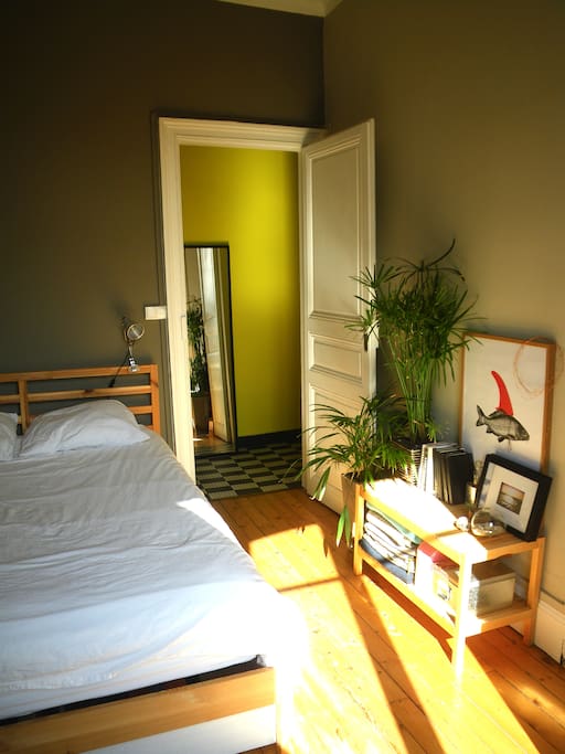 La chambre et le confortable lit double