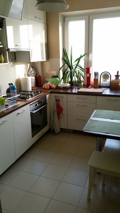 Gorąca woda, herbata, cukier, widelec, łyżka, nóż, garnek
