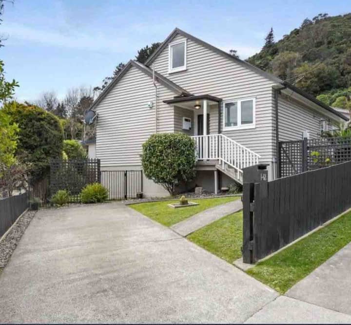 4 Bedrooms in Central Lower Hutt Houses for Rent in Lower Hutt