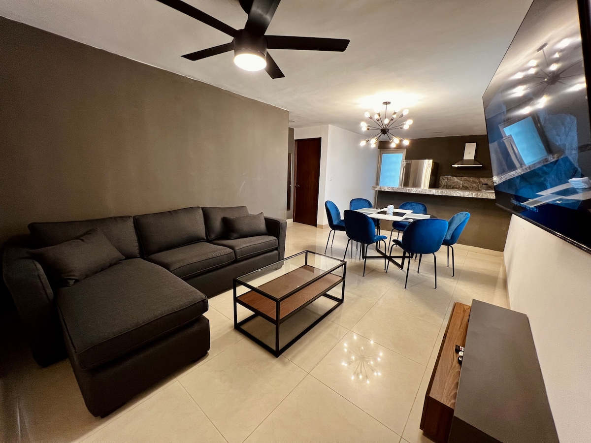 Anuncio de Airbnb popular: La Fuente Apartment blocks from Paseo Montejo (promenade)! en México Norte