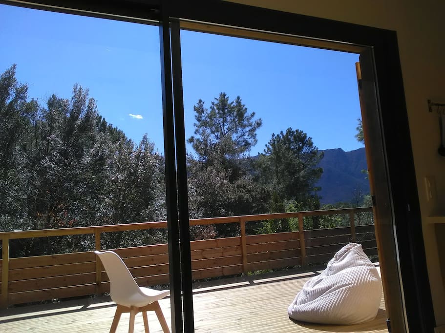 Vue de la grande baie vitrée du salon séjour