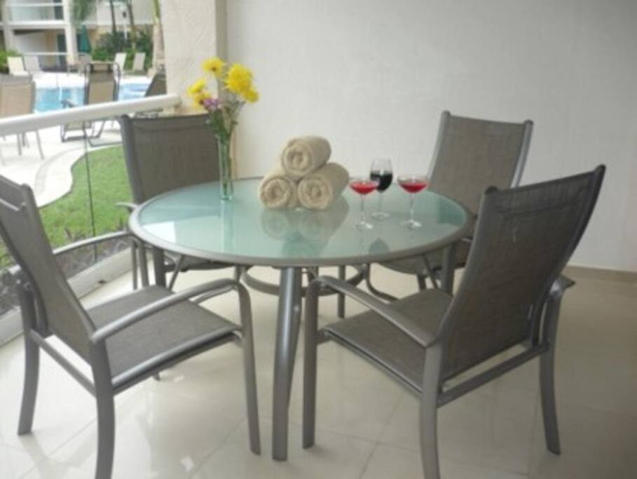 TERRAZA CON MESA Y 6 SILLAS