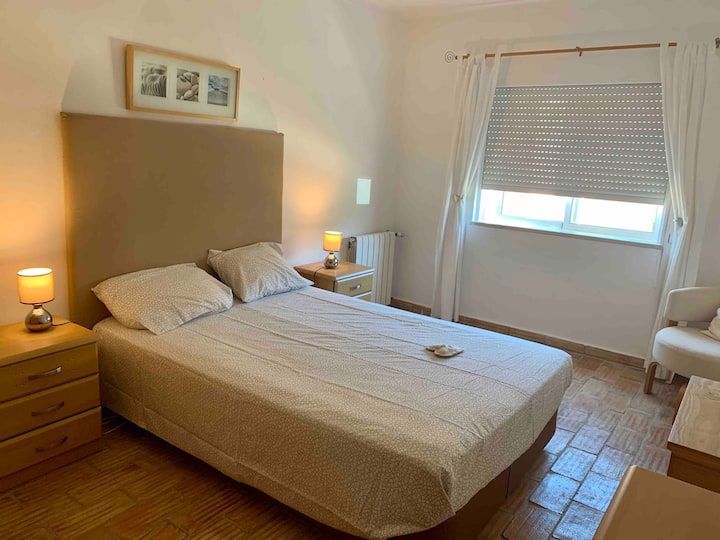 ห้องนอนเตียงใหญ่มีห้องน้ำในตัว 1