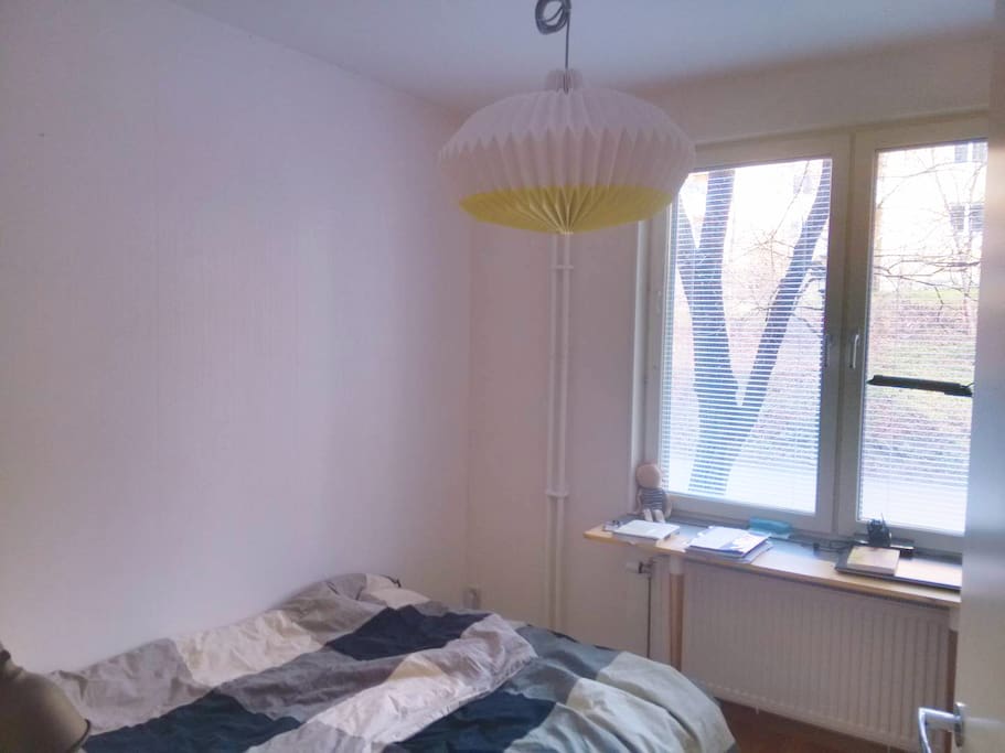 small room (double bed, no closet)