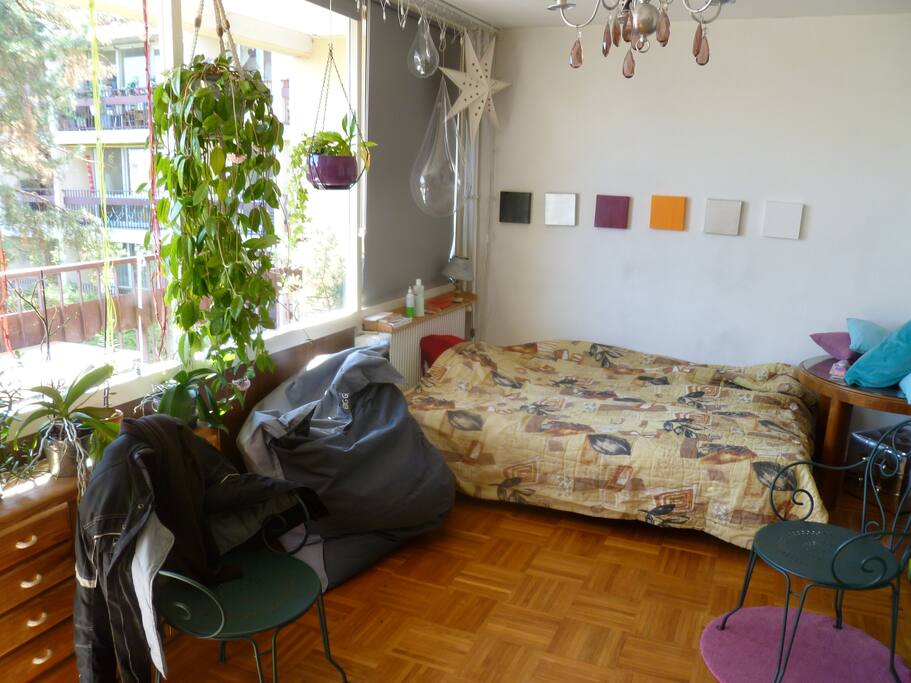 Le grand salon avec assez de place pour un matelas d'appoint disponible