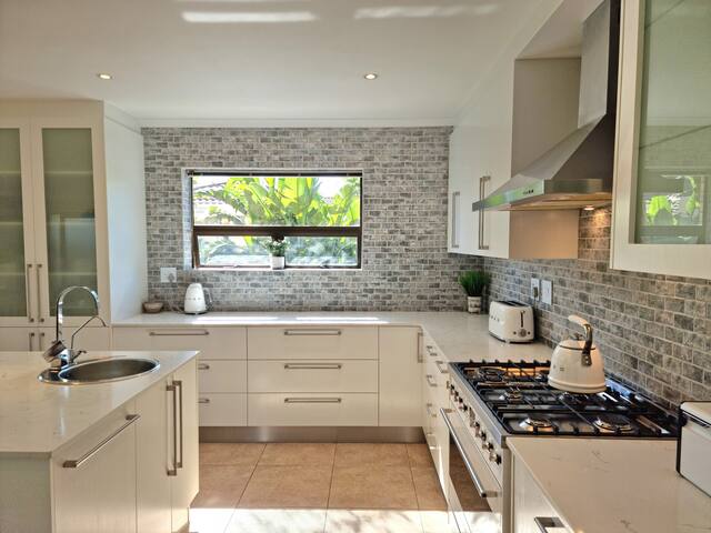 Tranquil, serene holiday home with swimming pool gallery image 3