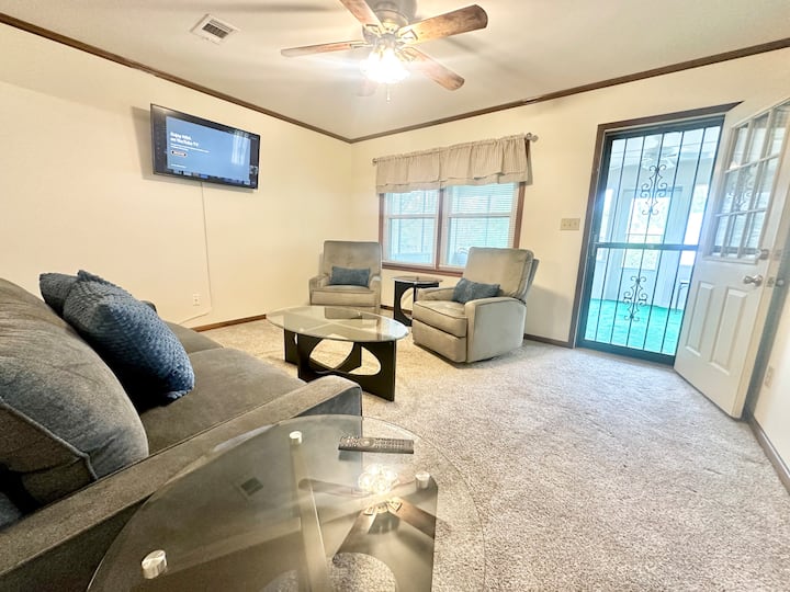 Montgomery Retro Retreat - Montgomery, AL