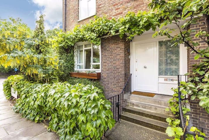 Hyde Park Luxury: 5-Star Retreat, Town House