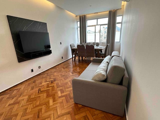 2 Bd Apartment with view of Copacabana beach!