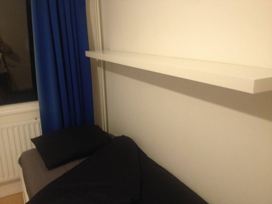 Een persoonskamer met ruime inbouw kledingkast