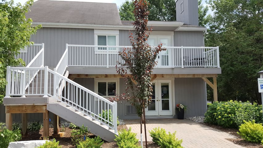 Lovely Condo-Cranberry Village*Mins from Lake, Spa