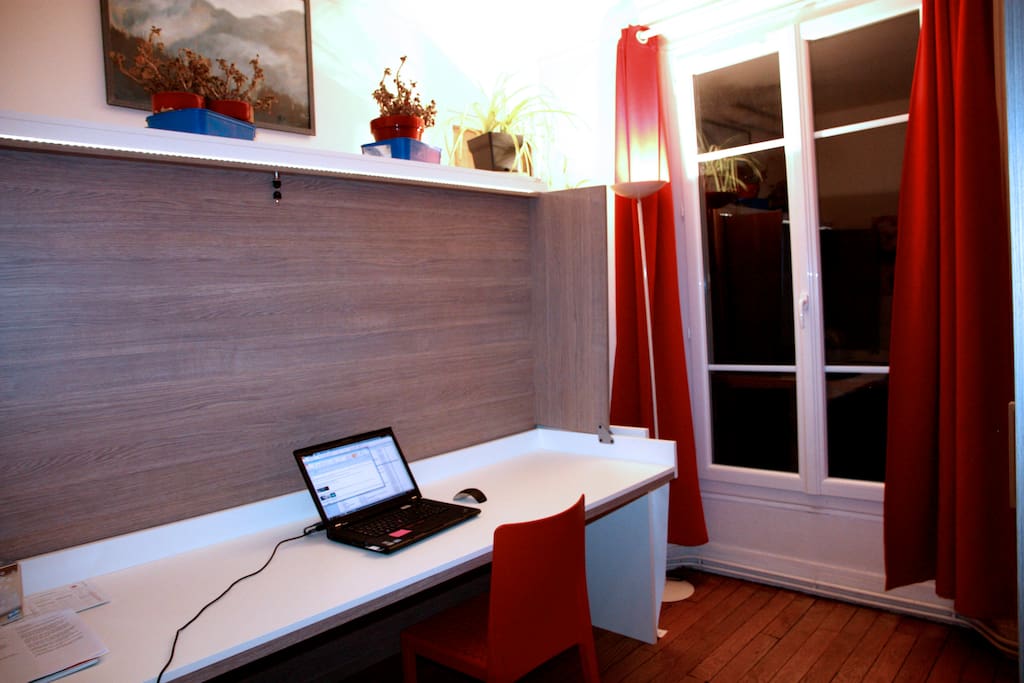 Un bureau le jour ...
A desk at day time...