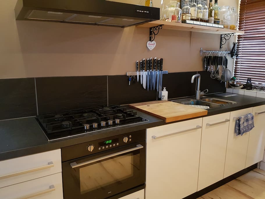 Keuken met inbouw vaatwasser, combi oven en 5 pits kookplaat
