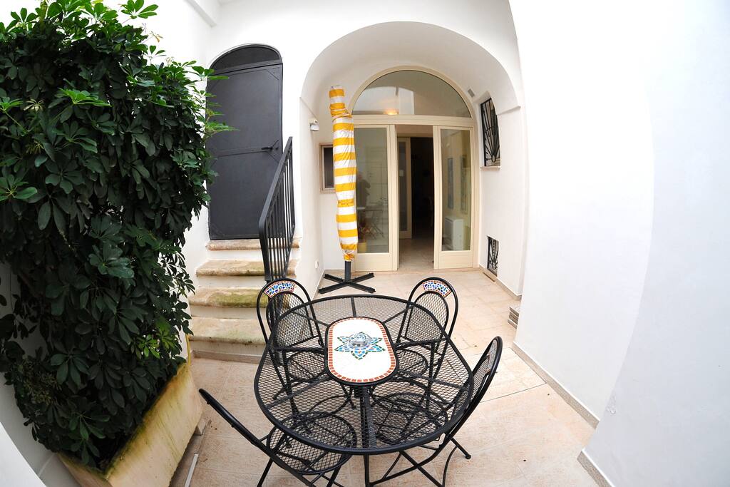 cortile ingresso da portone su strada