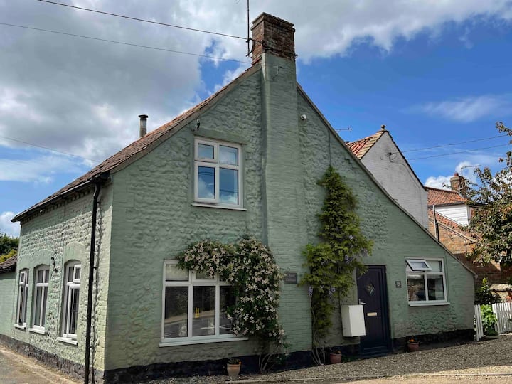 Chase Cottage Sleeps 8 Offroad parking for 2 cars Cottages for Rent