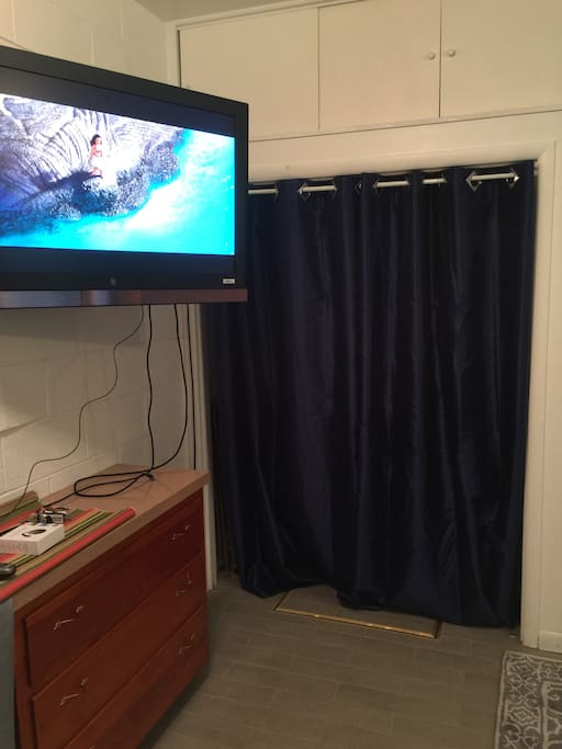 42 inch HD Television with chrome Cast and Wifi