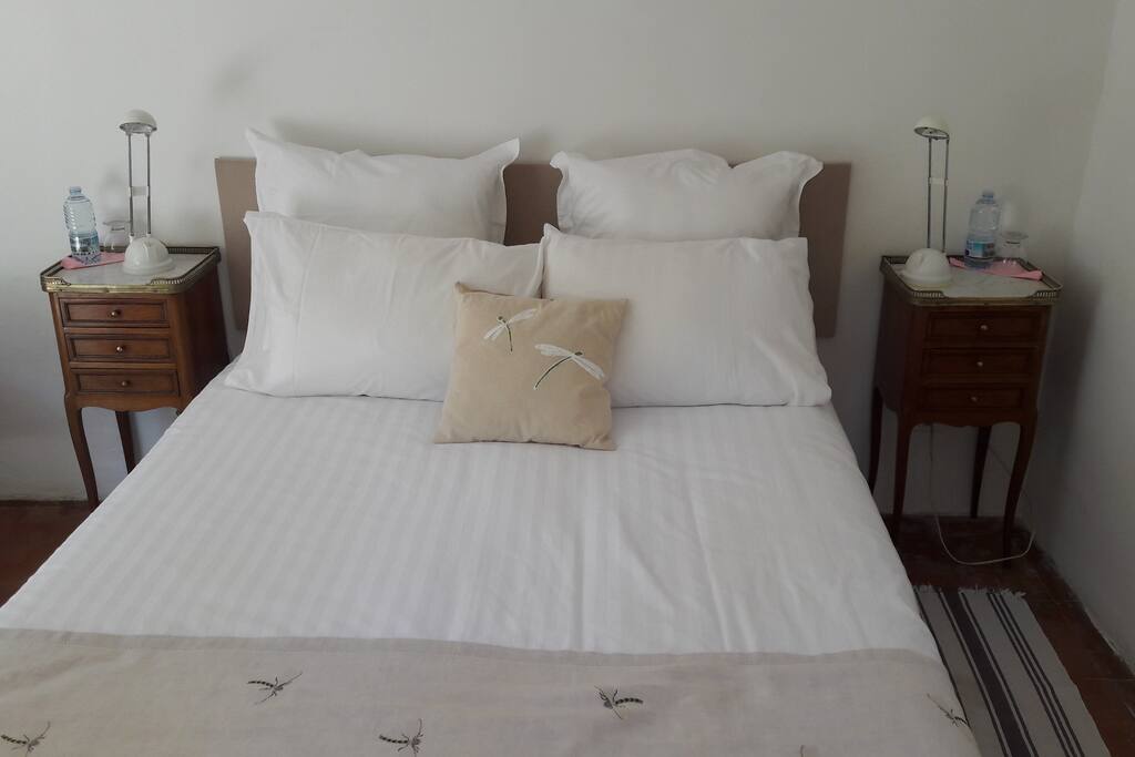 La chambre avec son lit double