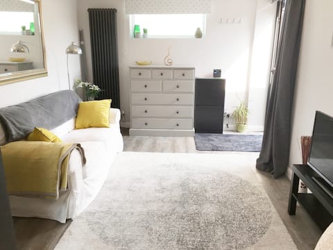 Popular Airbnb listing: Private, self-contained with double bed - annexe. in Epsom And Ewell