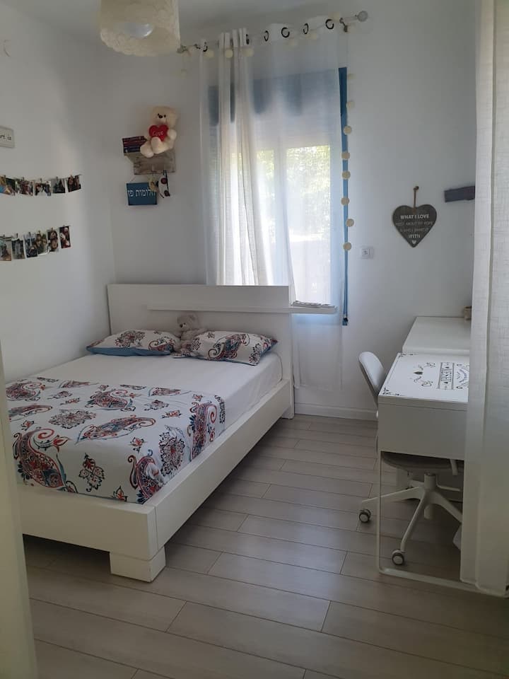 Bedroom # 2
 Double bed, commode for clothes, desk, ceiling fan, AC, TV and cable
2 air directions