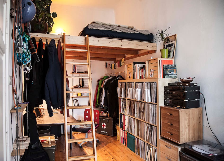 Here you are, thats the cozy room to rent, photographed from the door.