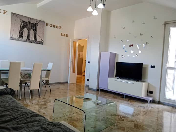 sebule kubwa ambayo inaweza kubadilishwa kuwa chumba cha kulala cha watu wanne