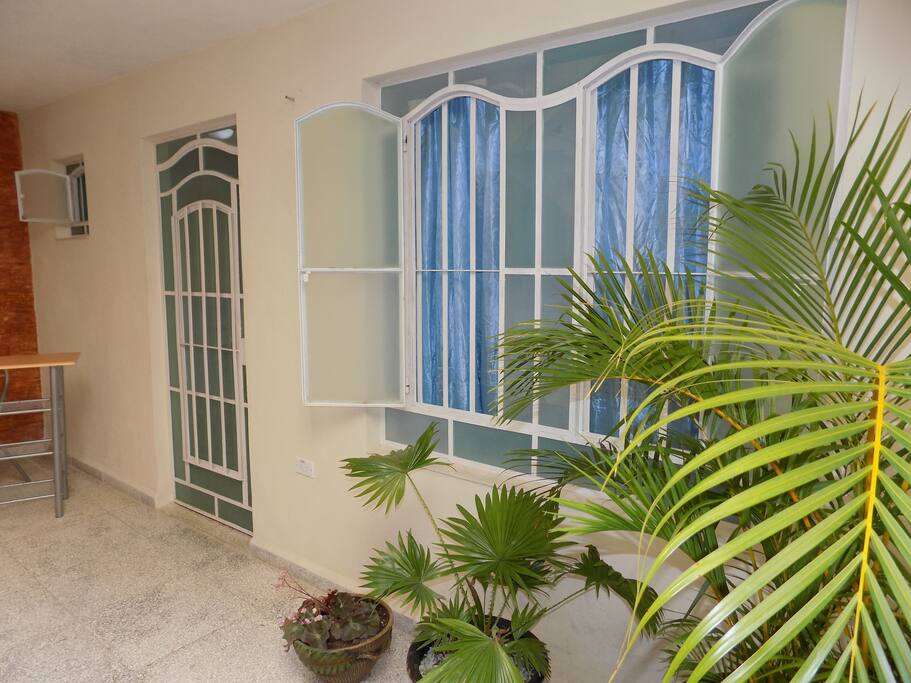 Habitación Triple con patio interior.