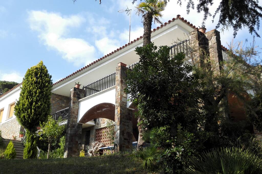 Vista del chalet desde la calle.