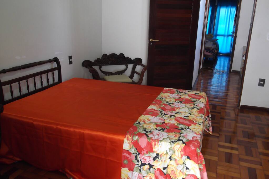 Quarto com cama de casal, e de solteiro,banheiro privativo,ar condicionado,varandinha fumantes