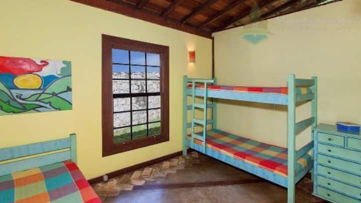 dormitorio con 4 camas