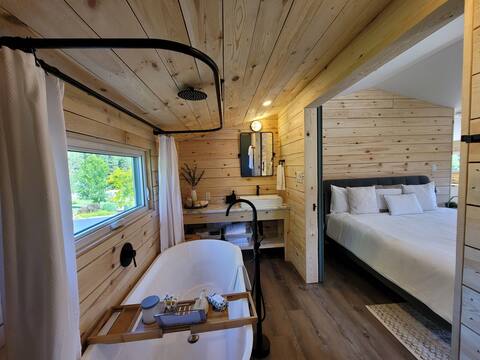 Newly Built Woodsy  Retreat