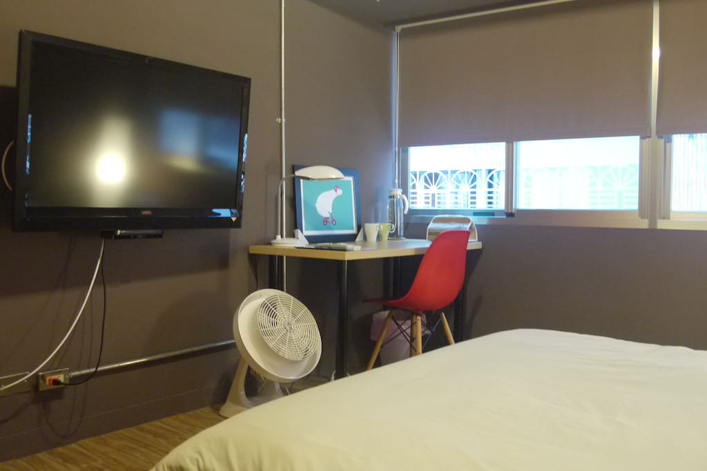 42' flatscreen TV with cable channels