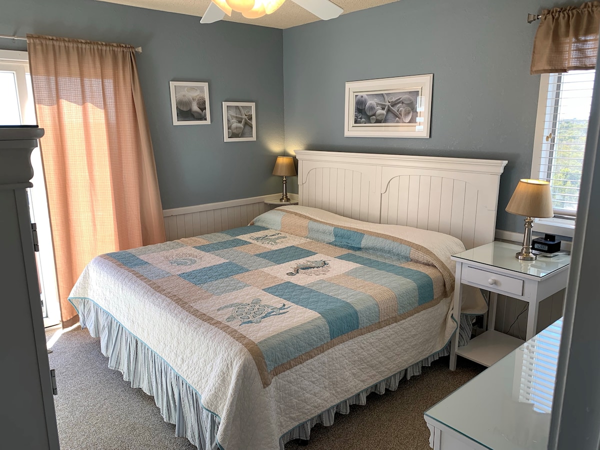 Spálňa s manželskou posteľou King na najvyššom poschodí a vlastnou kúpeľňou