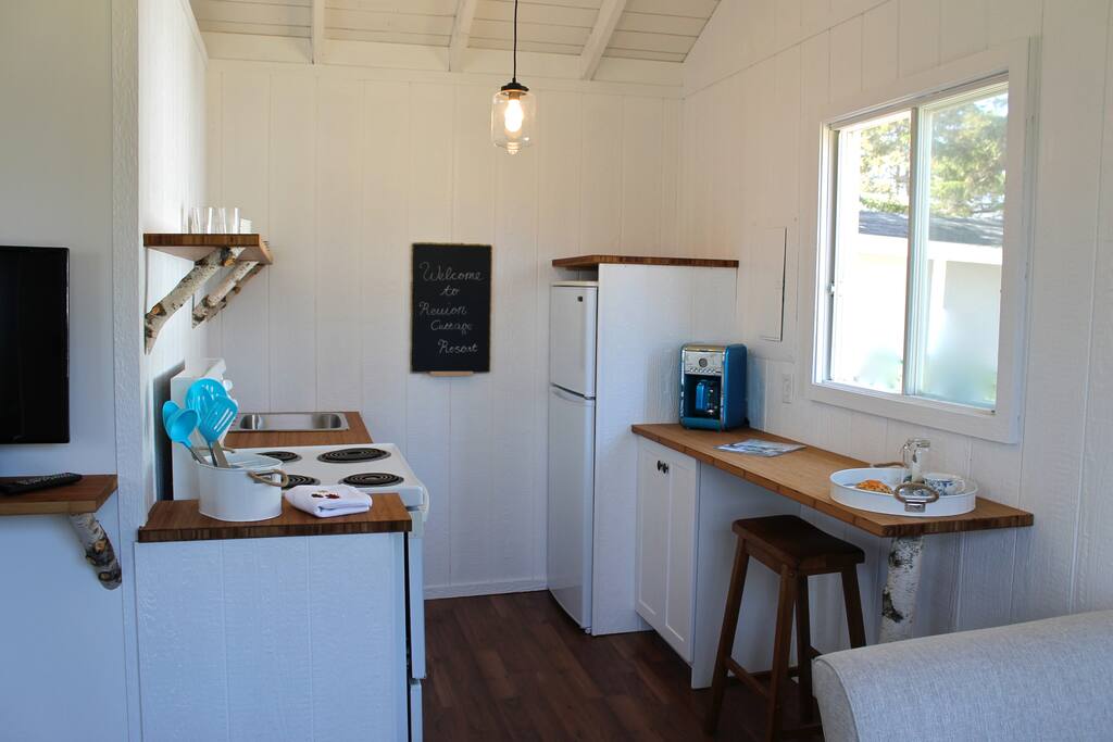 Fully equipped kitchen with breakfast bar.