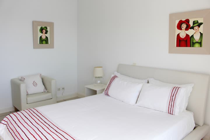 Camera n.º2: camera matrimoniale con bagno interno, TV e vista mare