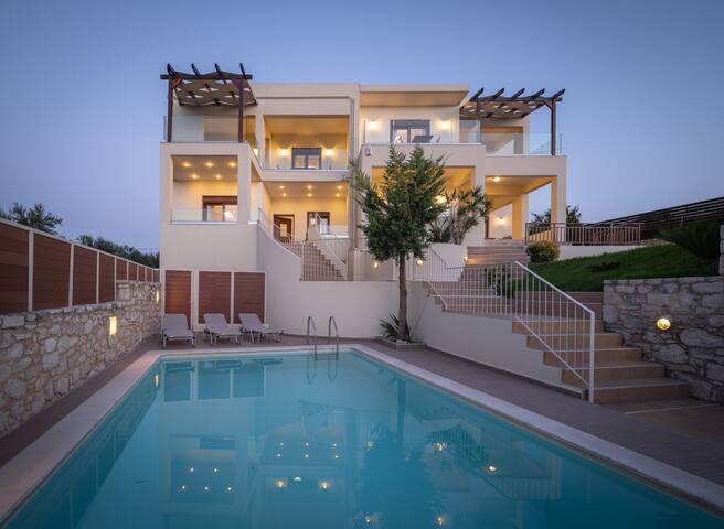 Peaceful Villa w/2 Private Pools, BBQ & Pool table