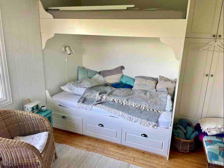 Kitanda kidogo cha watu wawili katika ghorofa ya 2