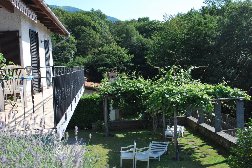 Trädgård med skuggande pergola. Lång balkong med direkt access till sovrum.