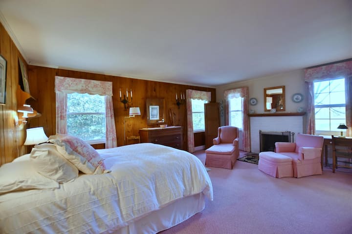 მე-2 მასტერ-საძინებელი საკუთარი სააბაზანოთი.