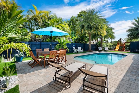 🌴SPACIOUS OASIS! Pool, outdoor bar
& kitchen, private playground, pool table!