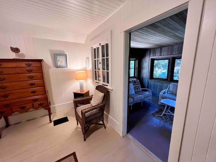 Seashell room with screened in porch attached