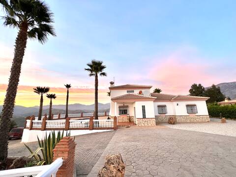 “CasaBlanca” Rural Villa with pool and bbq.
