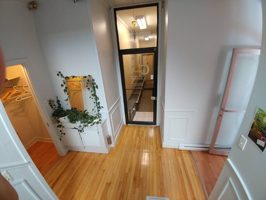 Configuration de l'entré, à droit la porte vers la salle d'attente et la salle de Yoga