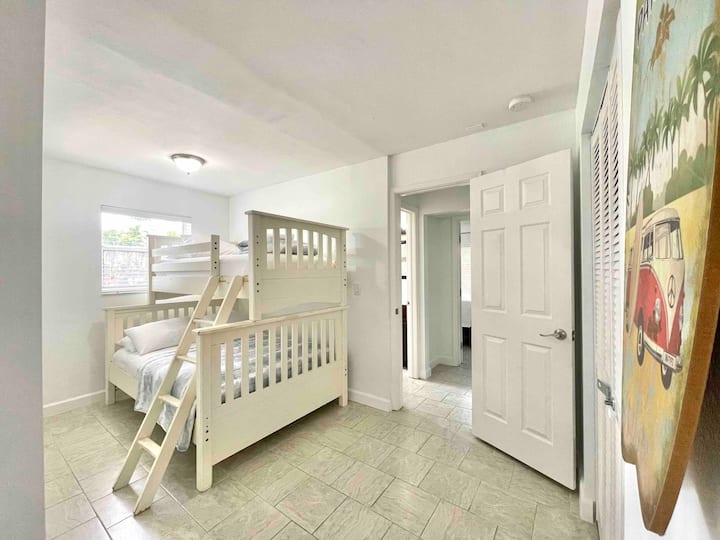 Spacious bedroom w/ Full size bed (bottom) and Twin size (above).