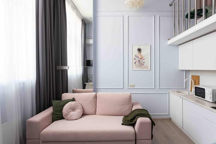 Каучот се отвора за да формира второ место за спиење во станот. 